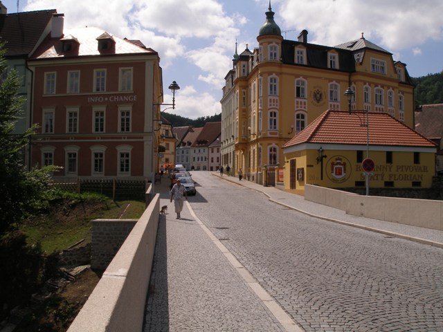 290